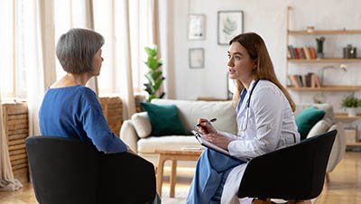 Нарколог у пациента на дому Пациент беседует с врачом дома